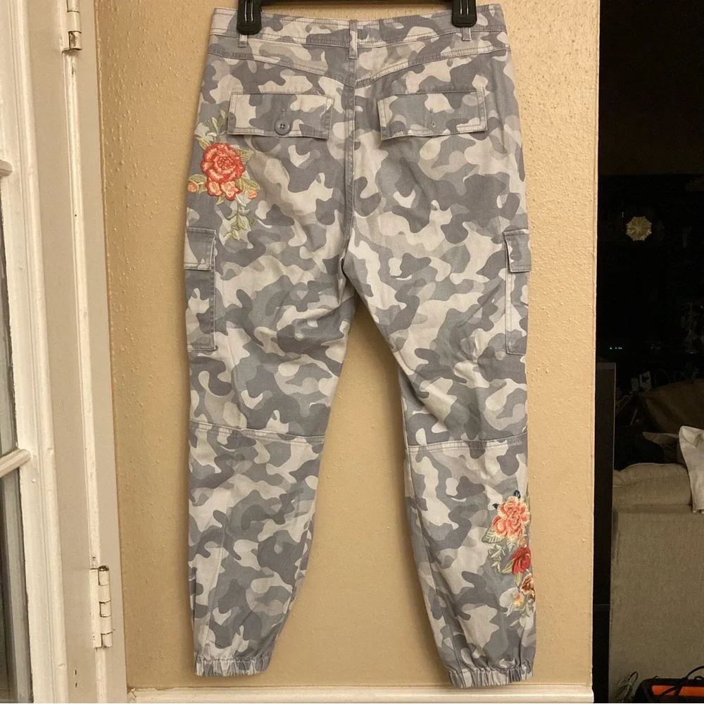 Sundance Gray Camouflage Pants with Floral Detail - Picture 6 of 11